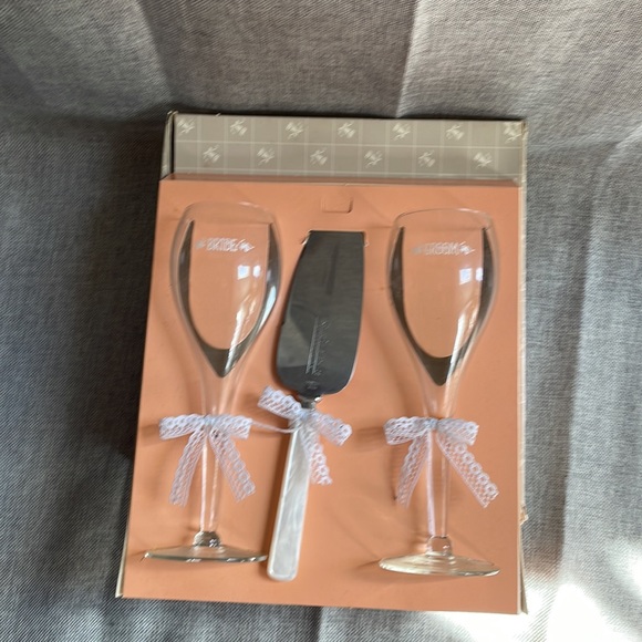 Vintage champagne wedding set - bride groom glasses & cake knife. All new in box - Picture 5 of 5